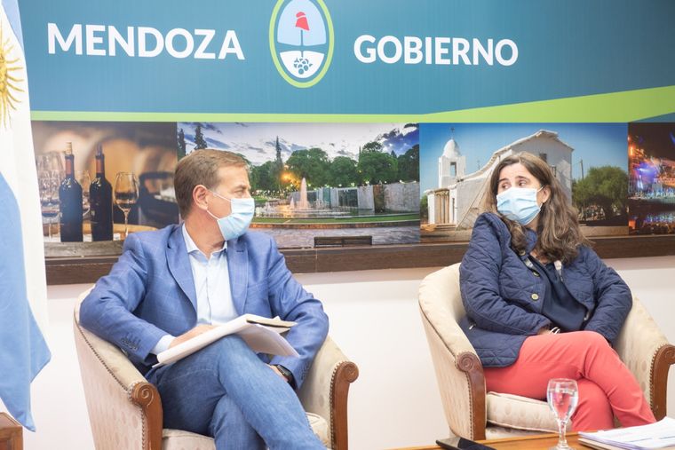 Rodolfo Suarez y Ana María Nadal en la reunión por videoconferencia de ayer con el presidente.