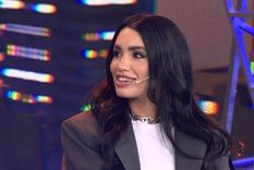 Lali salió de ver a Moria en el teatro y se encontró con una ola de periodistas que no dudaron en preguntarle sobre los temas más candentes del momento.