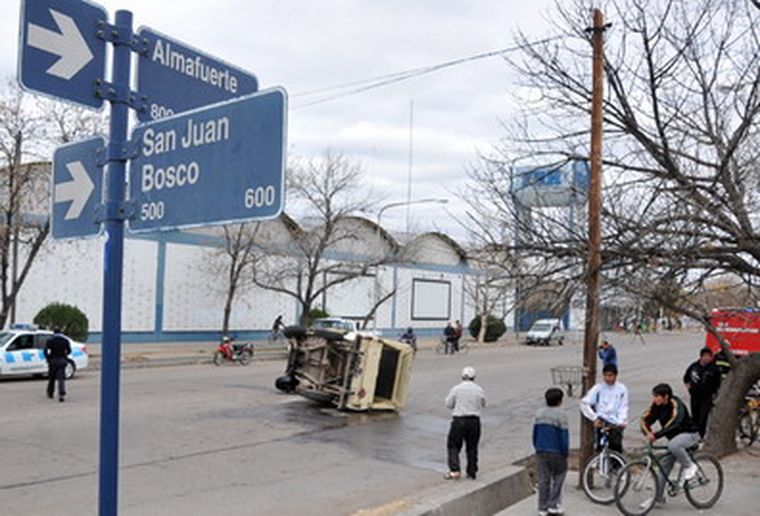 Así quedó el Rastrojero en medio de la calle 9 de Julio en San Rafael.