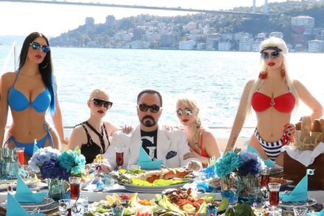 Adnan Oktar, el polémico telepredicador islamista de las gatitas al que Turquía acusa de explotación sexual