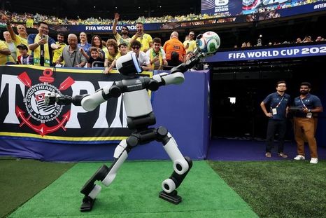 Atlas es el nombre que recibió el primer robot humanoide relacionado al mundial de fútbol actualmente en disputa en su presentación histórica. Atlas es el nombre que recibió el primer robot humanoide relacionado al mundial de fútbol actualmente en disputa en su presentación histórica.