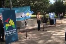 La docente de Verónica, momentos antes de la suspensión del acto en homenaje a los caídos y veteranos en Malvinas. Foto: Captura de video La docente de Verónica, momentos antes de la suspensión del acto en homenaje a los caídos y veteranos en Malvinas. Foto: Captura de video