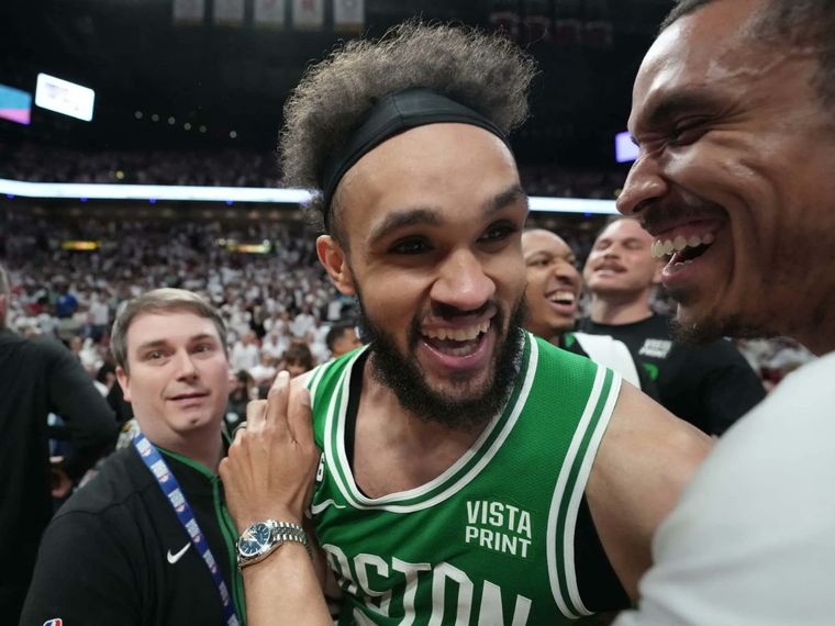 Derrick White y una sonrisa imborrable en otra noche mágica en la NBA: Boston Celtics empató la serie ante Miami Heat y habrá juego 7. Foto: Barstool Sports