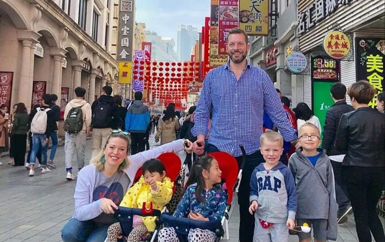La mujer había vuelto hace poco días de un viaje a China con dos de las hijas adoptivas. La mujer había vuelto hace poco días de un viaje a China con dos de las hijas adoptivas.