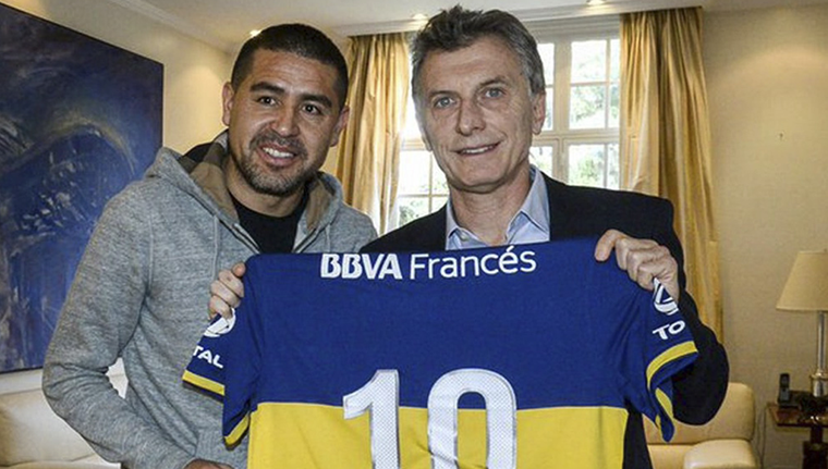 Riquelme junto a Mauricio Macri en una foto difícil de repetir. Foto: Archivo