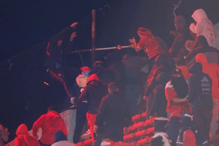 El partido entre Independiente y la U de Chile fue cancelado por graves hechos de violencia. &nbsp;