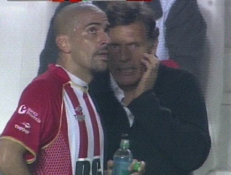 Miguel Ángel Russo habla con Verón en un partido de Estudiantes ante Arsenal. Foto: captura de TV Miguel Ángel Russo habla con Verón en un partido de Estudiantes ante Arsenal. Foto: captura de TV