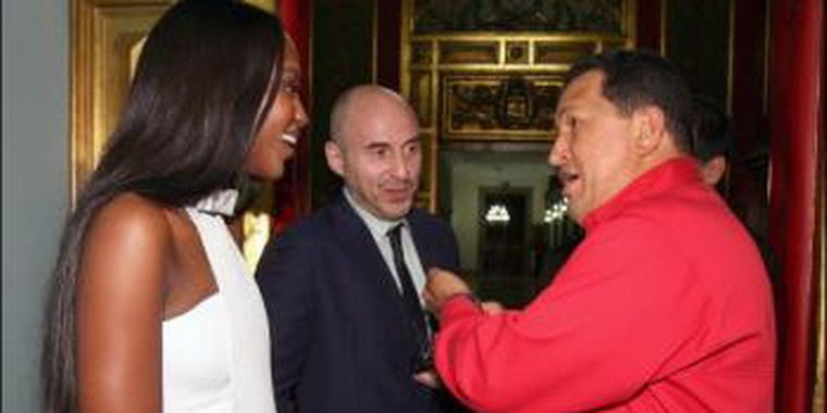 Naomi Campbell fue recibida por Hugo Chávez. Foto: web
