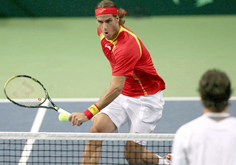 Feliciano López devuelve la pelota ante la mirada del alemán Philipp Petzschner Foto: EFE