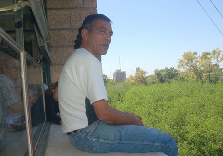 El hombre se identificó como de apellido Santana.