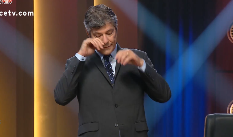 El presentador hizo una entrada diferente.