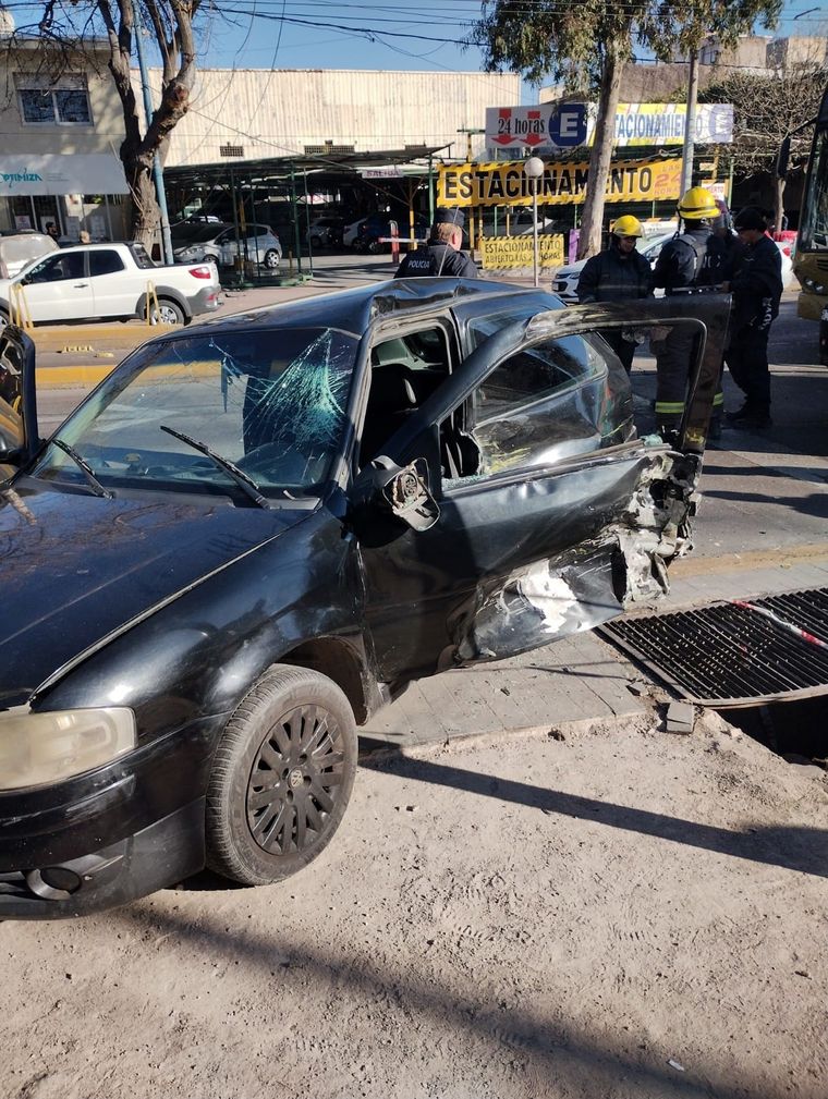 El auto quedó severamente dañado