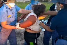 Como una zombi El momento en que la mujer le pegó el tarascón a una uniformada.