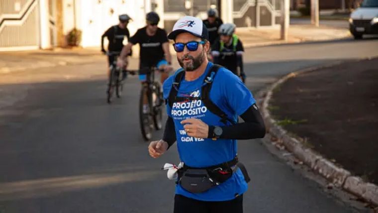 Hugo Farias durante la primera de las 366 maratones consecutivas que corrió. Foto: Hugo Farias