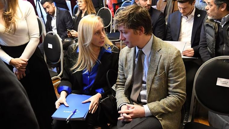 Milei le agradeció a Santiago Caputo por el triunfo. Foto: Archivo.