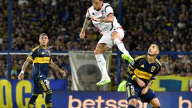 Leandro Paredes le hizo un pedido especial a Ayrton Costa mientras Darío Herrera observaba el monitor del VAR antes de sancionar el penal que el capitán de Boca transformó en el 2-0. Leandro Paredes le hizo un pedido especial a Ayrton Costa mientras Darío Herrera observaba el monitor del VAR antes de sancionar el penal que el capitán de Boca transformó en el 2-0.