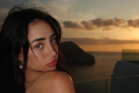 Nicki Nicole apostó al broderie y deslumbró. Nicki Nicole apostó al broderie y deslumbró.