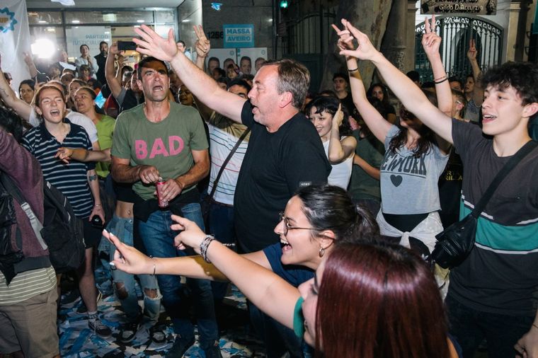 Martín Aveiro y Emir Andraos festejando con la militancia del PJ. Foto: Santiago Tagua / MDZ.