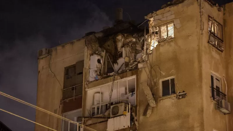 Edificio en Tel Aviv alcanzado por un cohete de Hamás. Foto: GETTY IMAGES
