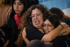 Militante de Fuerza Patria tras conocerse los resultados de la derrota en las elecciones.