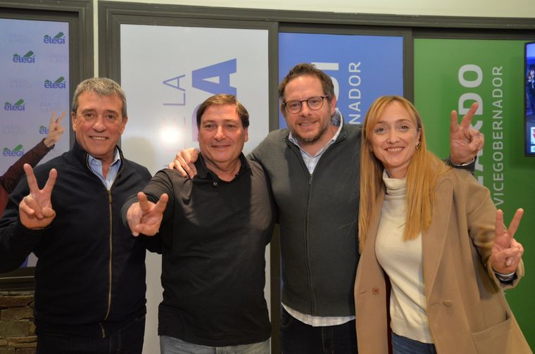 Los candidatos del Frente Elegí junto a Sergio Massa. Foto: Twitter @ParisiOmar
