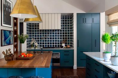 MDZol | El azul, según las variantes, también es un color que ilumina la cocina. Foto: Nadia Watts Interior Design