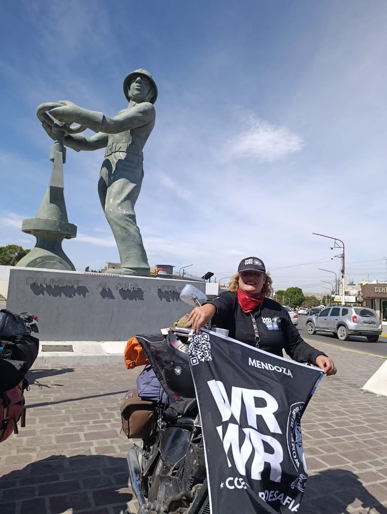 La Gringa, la mendocina que está llegando a Ushuaia y va a subir por la ruta 40 hasta Malargüe, cuando el WRWR llegue a Mendoza. La Gringa, la mendocina que está llegando a Ushuaia y va a subir por la ruta 40 hasta Malargüe, cuando el WRWR llegue a Mendoza.