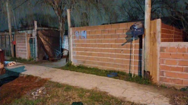El frente de la vivienda de Berisso donde ocurrió el femicidio. &nbsp;