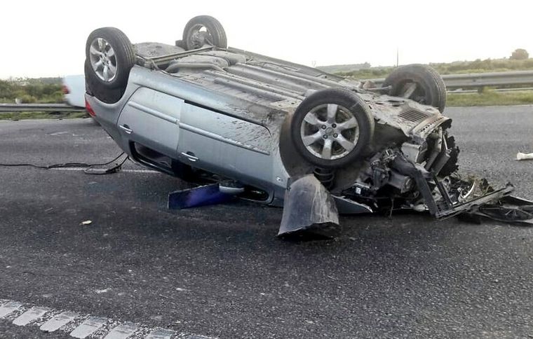 Vuelco El coche se dio vuelta y el conductor quedó tendido en el suelo. Imagen ilustrativa. Foto: @dantrila