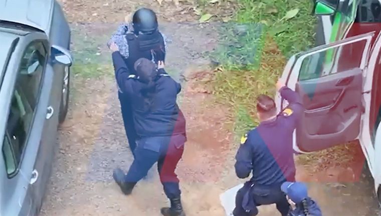 María Victoria Caillava fue llevada a declarar esposada, con casco y con chaleco antibalas Foto: Capturas de video