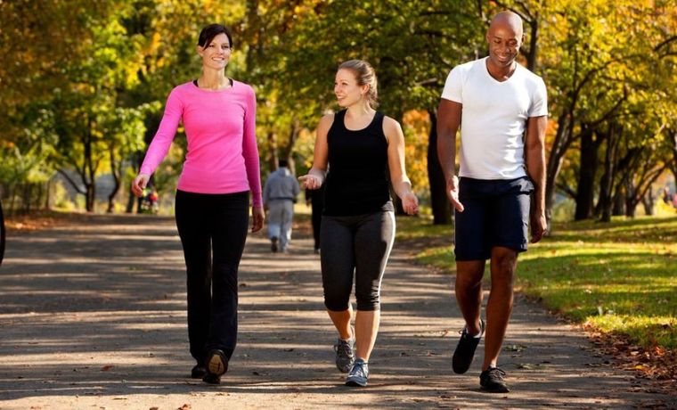 Las caminatas son indispensables ante el diagnóstico de hernia discal. Foto: Archivo
