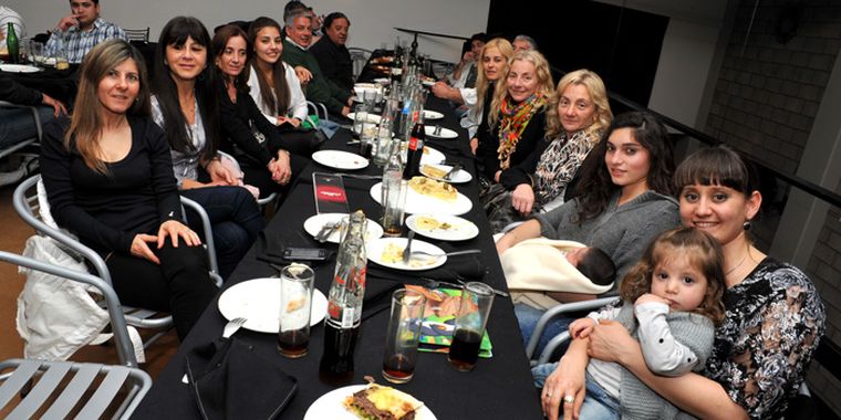 En este grupo de amigas, ni una se perdió la salida a cenar fuera de casa. Foto: Pablo Matar/Mediamza.com