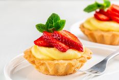 Tarteletas con frutillas frescas: receta casera y fácil.