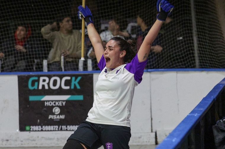 La capitana con la boca llena de gol.