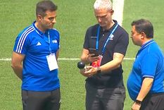 Un oficial de FIFA utilizó un medidor de estrés térmico para establecer los efectos de la temperatura, la humedad y la luz radiante, y determinar si pararán el partido en cada tiempo para hidratarse. Foto: captura TyC Sports