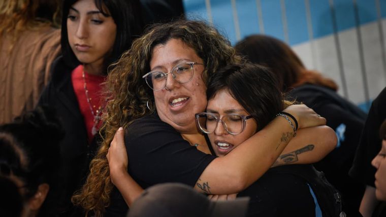 Militante de Fuerza Patria tras conocerse los resultados de la derrota en las elecciones.