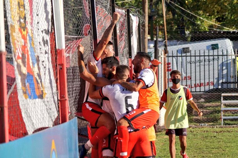 Todos los abrazos son para Lucas López, autor del gol del triunfo Foto: Prensa Deportivo Maipú
