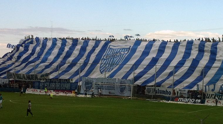 24 de enero de 2015. El Gambarte explota de gente en el amistoso ante Gimnasia Foto: Lucas Burgoa