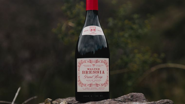 La botella de Walter Bressia Grand Rouge, el vino presentado por el reconocido enólogo.