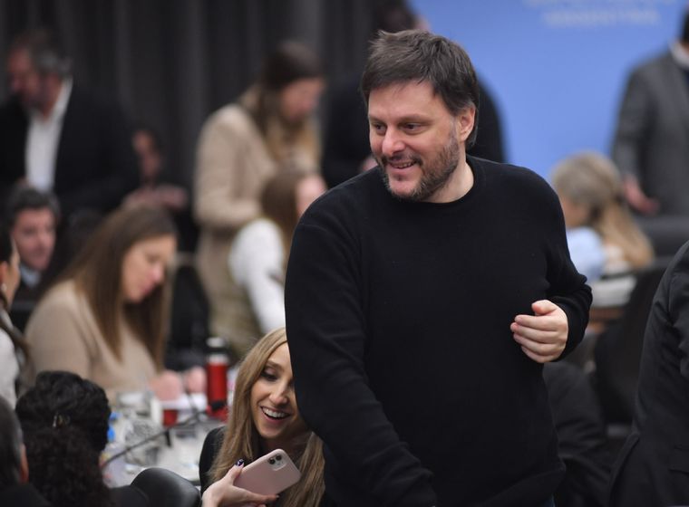 Leandro Santoro aparece como el candidato con más chances, aunque un factor podría beneficiar a Manuel Adorni. Foto: NA