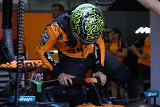 Lando Norris se baja de su auto luego de hacer el mejor tiempo en la FP2. McLaren se despertó en Arabia y clavó un 1-2 que mete miedo. Foto: EFE