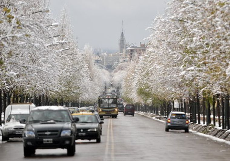 Una de las postales de la fuerte nevada de ayer. Foto: Nacho Gaffuri / MDZ