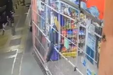 El hecho quedó registrado por las cámaras de seguridad del kiosco. Foto: Captura de pantalla El hecho quedó registrado por las cámaras de seguridad del kiosco. Foto: Captura de pantalla