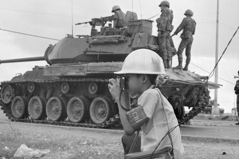 Ni los tanques, ni las balaceras, ni las explosiones asustaban al intrépido Jimmy. Ni los tanques, ni las balaceras, ni las explosiones asustaban al intrépido Jimmy.