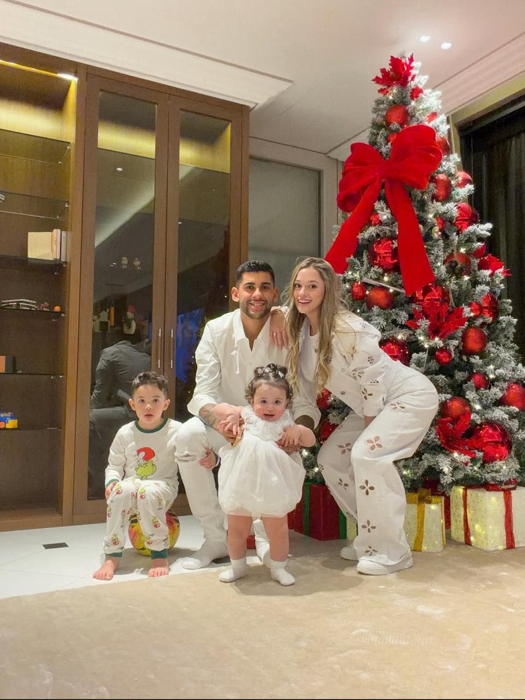 El tierno posteo de Cuti Romero junto a sus hijos y esposa. El tierno posteo de Cuti Romero junto a sus hijos y esposa.