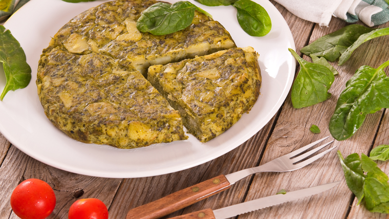 Si tenés papas y espinacas, prepará esta tortilla: queda espectacular