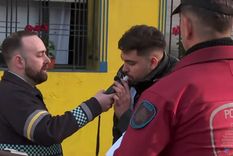 Uno de los tantos intentos de alcoholemia que realizó el protagonista del choque en Villa Crespo.