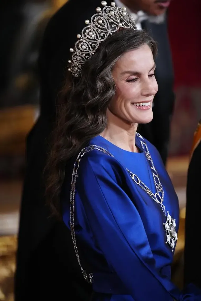 La reina repitió diseño, pero redobló su impacto con joyas. La reina repitió diseño, pero redobló su impacto con joyas.