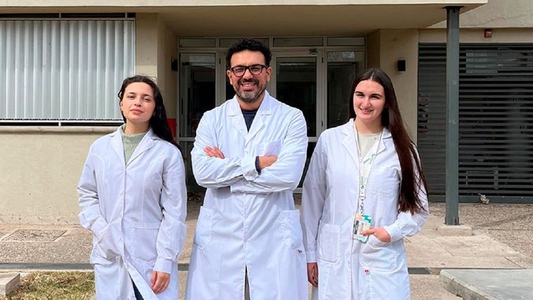 El equipo del Conicet que investigará los posibles tratamientos para el Alzheimer está liderado por Lucas J. Sosa se completa con las científicas Valentina Gesto y Romina Aimar.