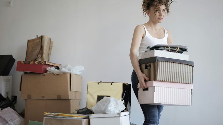 Para quienes están dispuestos a mudarse a una nueva vivienda a menudo es más fácil donar o regalar los artículos que no usará más a familiares que ponerlos en venta. No hacer nada (o sea, no vender ni ni donar y ni regalar), implica aumentar los costos de la mudanza. Foto: pexels.com